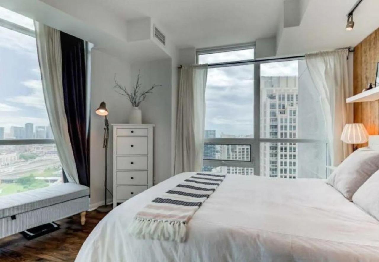 Apartment Executive Downtown With Skyline View